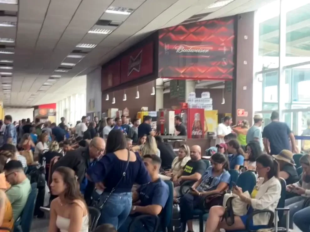 Cervejaria Martins no Salão Vermelho, cheia de passageiros em dia de navio