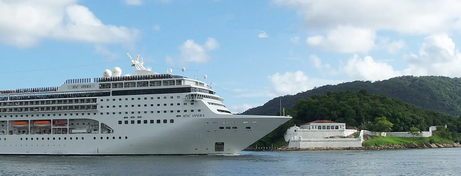 Navio de cruzeiro no canal do Porto de Santos